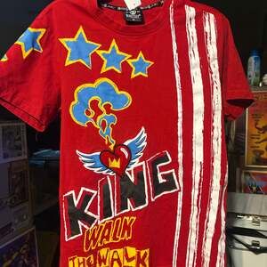 Switch Remarkable Men's Red Hip Hop King Graphic T-Shirt